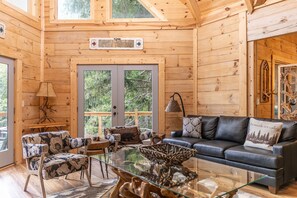 Televisión, chimenea y futbolito 