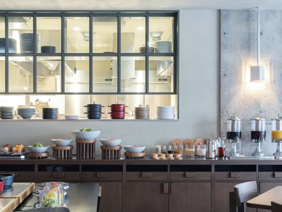 Daily buffet breakfast (JPY 2970 per person)