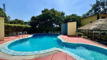 15 outdoor pools