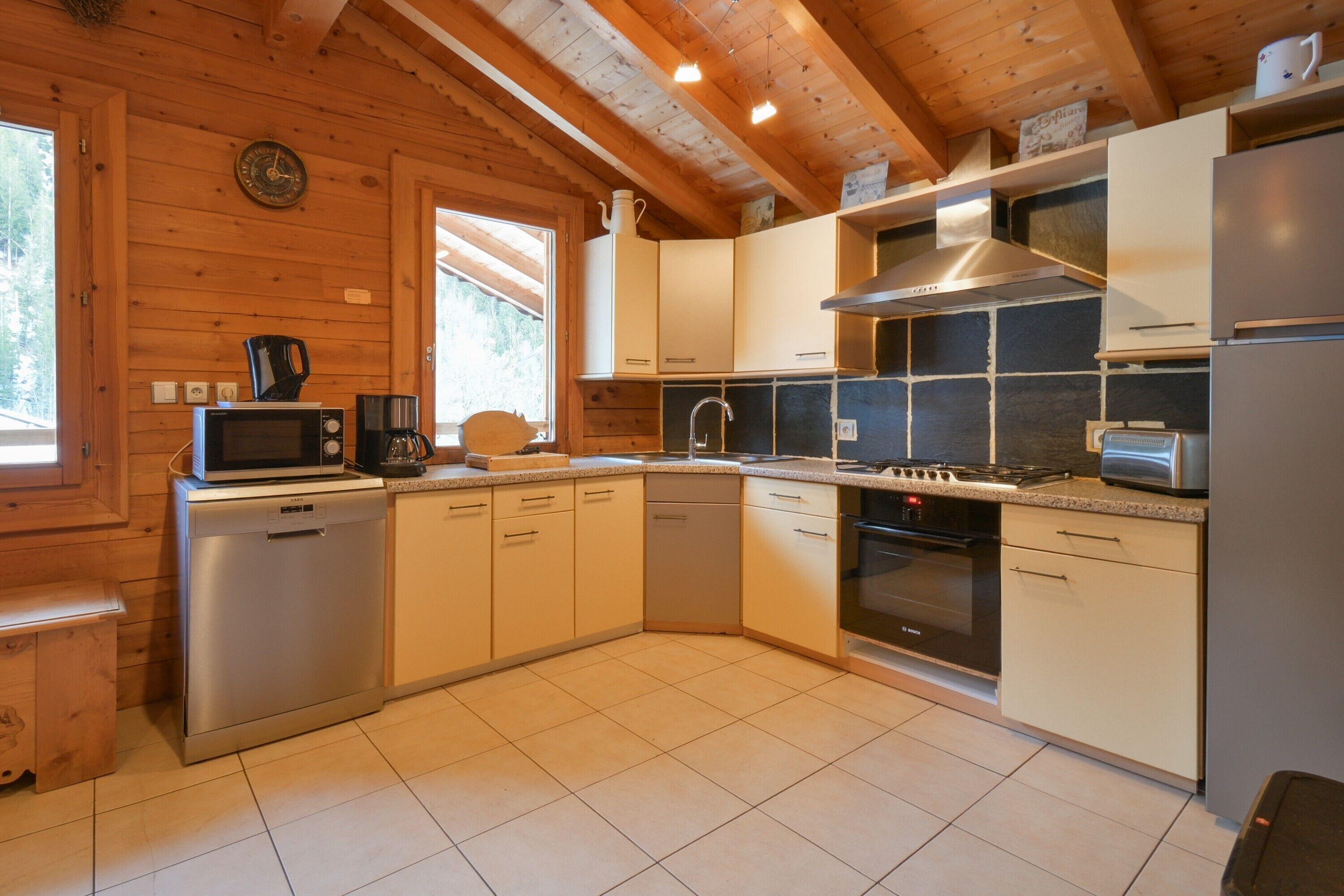 Jääkaappi, mikroaaltouuni, uuni, astianpesukone