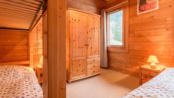 5 slaapkamers, een strijkplank/strijkijzer, wifi