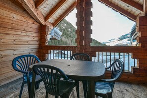 Outdoor dining - Chalet 'Lo Capstoa' with Mountain View, Private Terrace and Wi-Fi (Hauteluce)