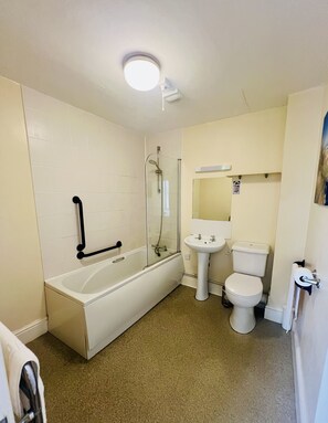 Chambre Standard Double ou avec lits jumeaux, salle de bains attenante, vue mer