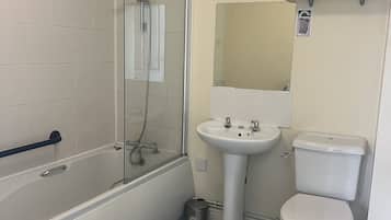Un baño con bañera, lavabo e inodoro.