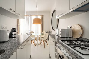 Réfrigérateur, four à micro-ondes, un four, surface de cuisson