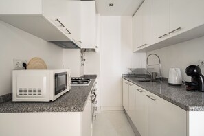 Réfrigérateur, four à micro-ondes, un four, surface de cuisson