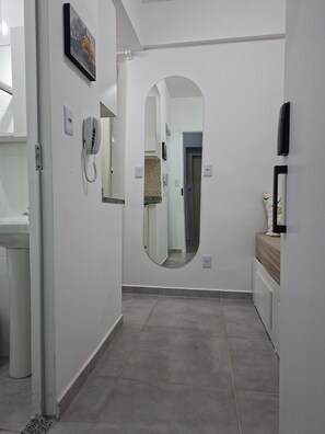 Dusj, håndklær, såpe og toalettpapir