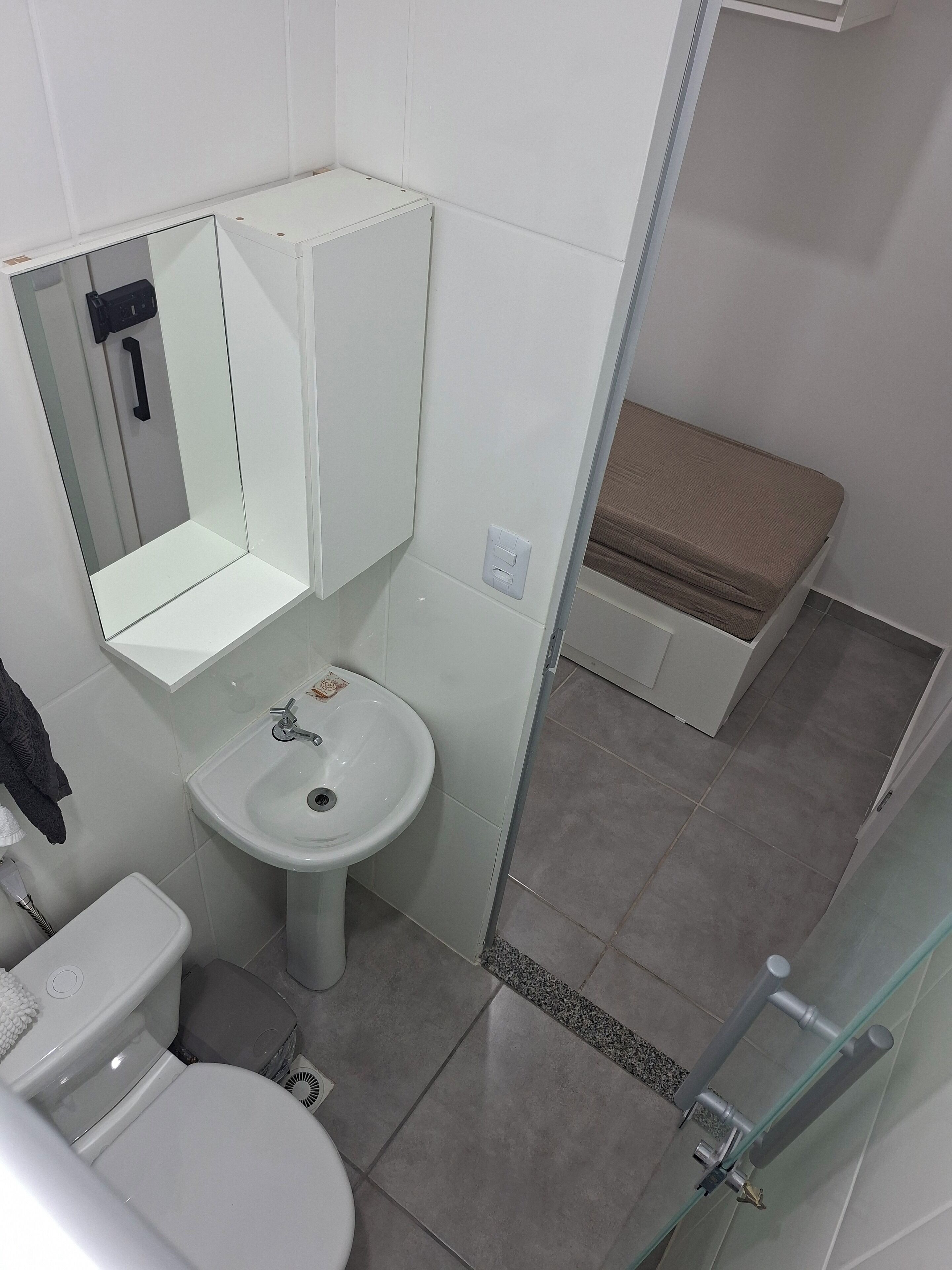 Ducha, toallas, jabón y papel higiénico