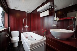 Standard Triple Room, Balcony, Sea View | Bathroom | Free toiletries, towels, soap, shampoo - Oasis Bay Party Cruise (Ha Long)