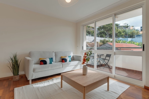 Perhehuoneisto, parveke, kaupunkinäköala | Oleskelualue