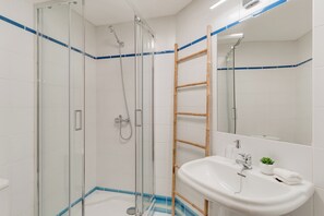 Family Apartment, Balcony, City View | Bathroom - Funchal City Nest (Funchal)
