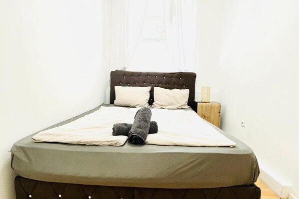 1 bedroom, bed sheets