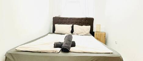 1 bedroom, bed sheets