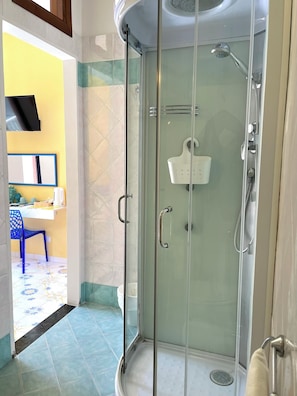 Superior Double Room, Balcony, City View | Bathroom
