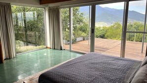 Màn/rèm cản sáng, bàn ủi/dụng cụ ủi quần áo 