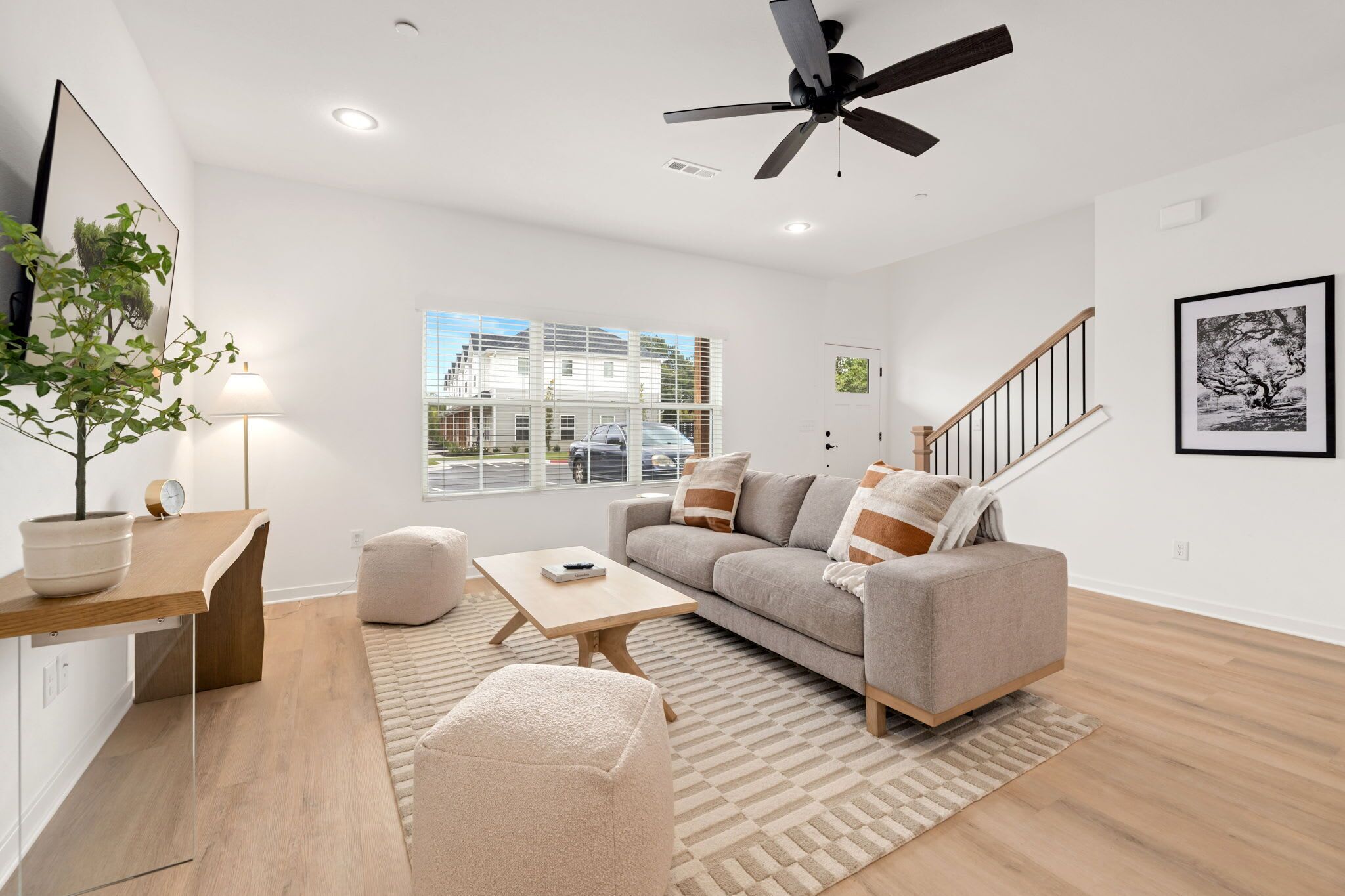 Televisión y oficina 