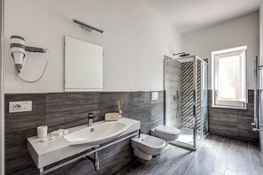 Dusche, Haartrockner, Bidet, Handtücher