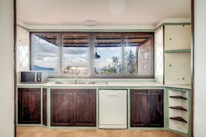 Four à micro-ondes, un four, surface de cuisson, lave-vaisselle