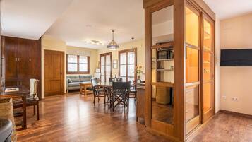 Een televisie en een open haard