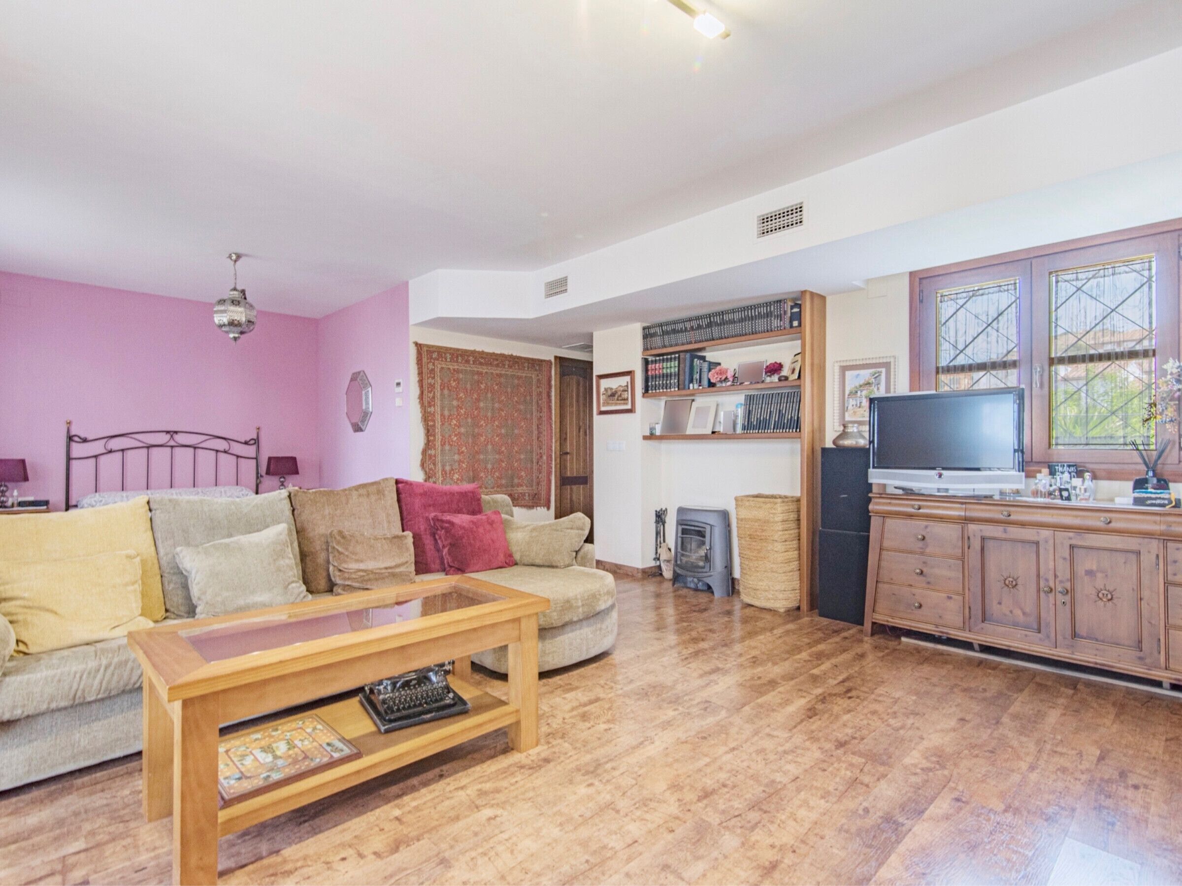 Een televisie en een open haard