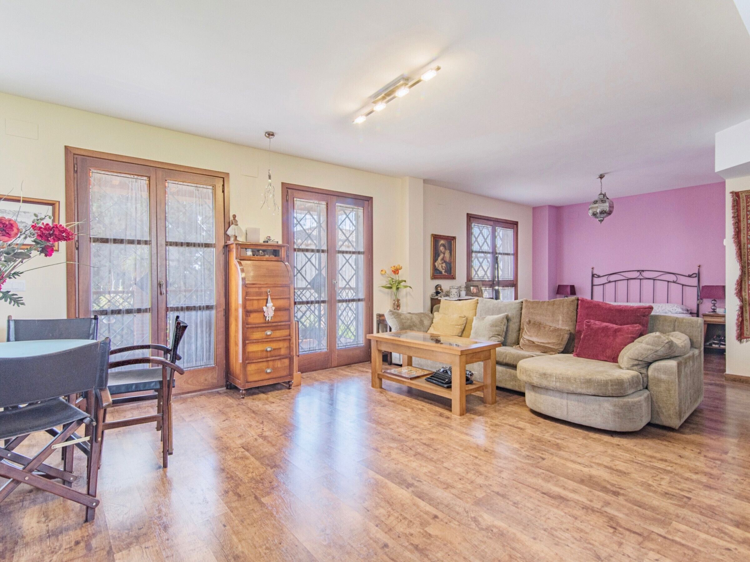 Televisión y chimenea 