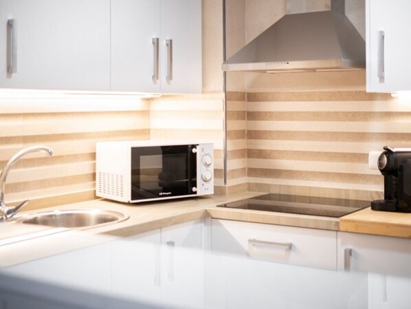 Een koelkast, een microgolfoven, een koffiezetapparaat/waterkoker