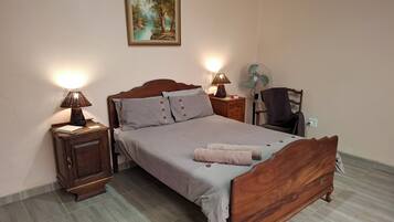 1 dormitori, planxa i posts de planxar, wifi i roba de llit