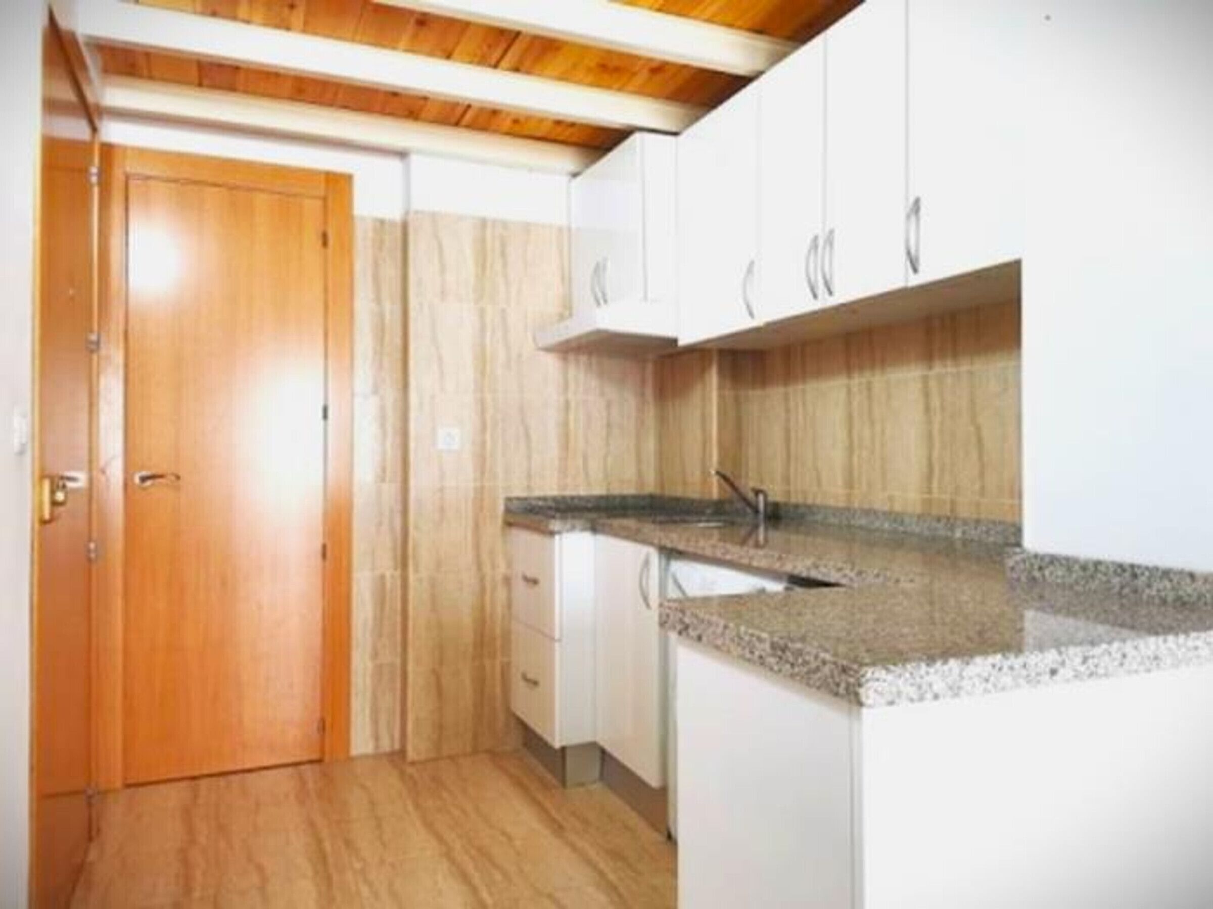 Kühlschrank, Mikrowelle, Wasserkocher mit Kaffee-/Teezubehör, Toaster