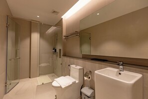 Familiesuite - 2 soveværelser | Badeværelse | Gratis toiletartikler, hårtørrer, hjemmesko, håndklæder