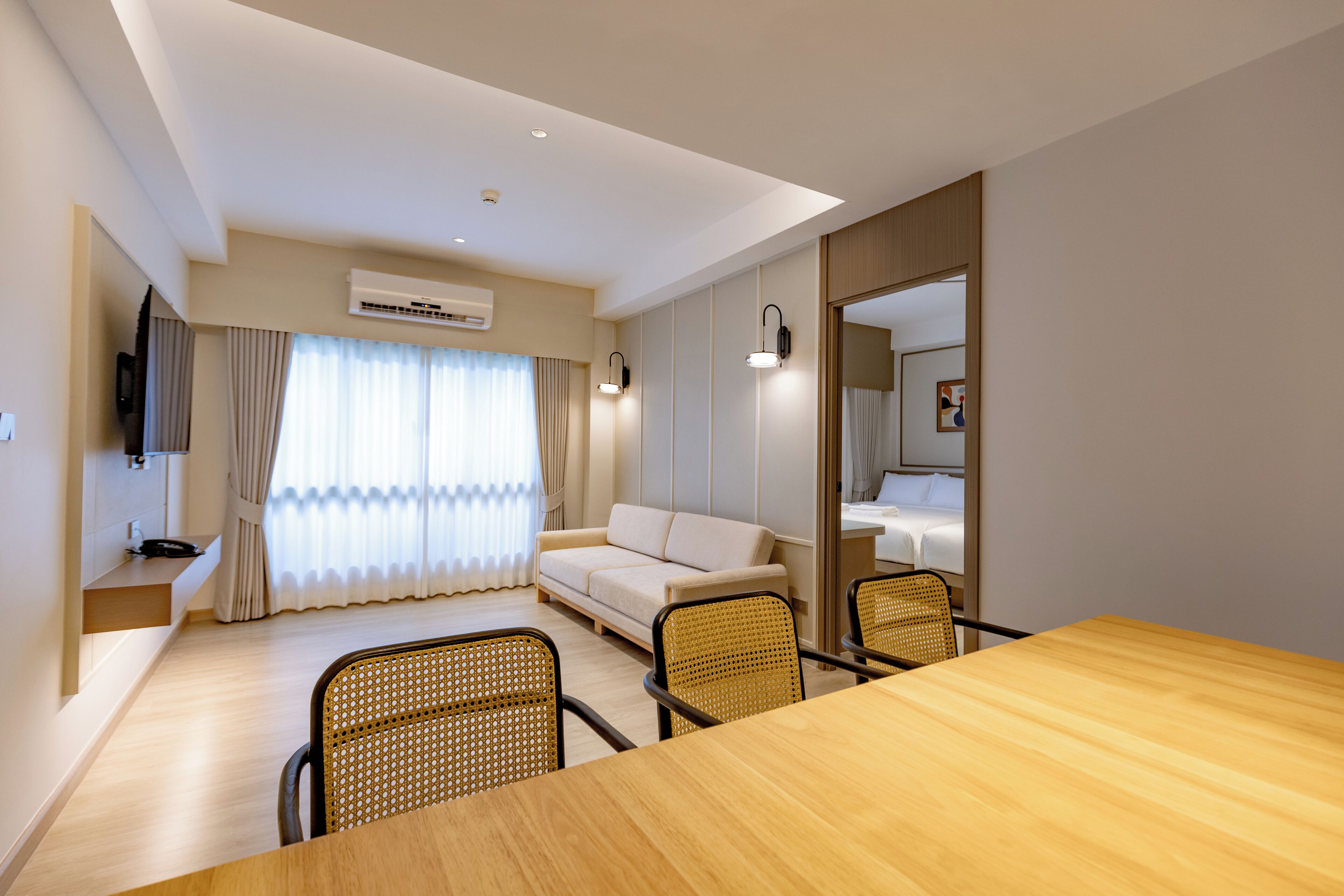 Suite familiale, 2 chambres | Coffre-fort, bureau, accès au Wi-Fi (inclus), literie fournie