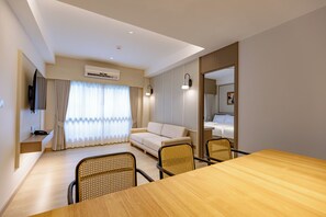 Suíte família, 2 quartos | Escrivaninha, Wi-Fi de cortesia, roupa de cama