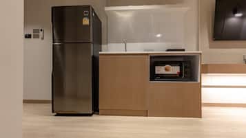 Habitación familiar, 2 habitaciones | Zona de estar | Una televisión LCD