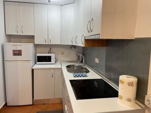 Een koelkast, een magnetron, een koffiezetapparaat/waterkoker