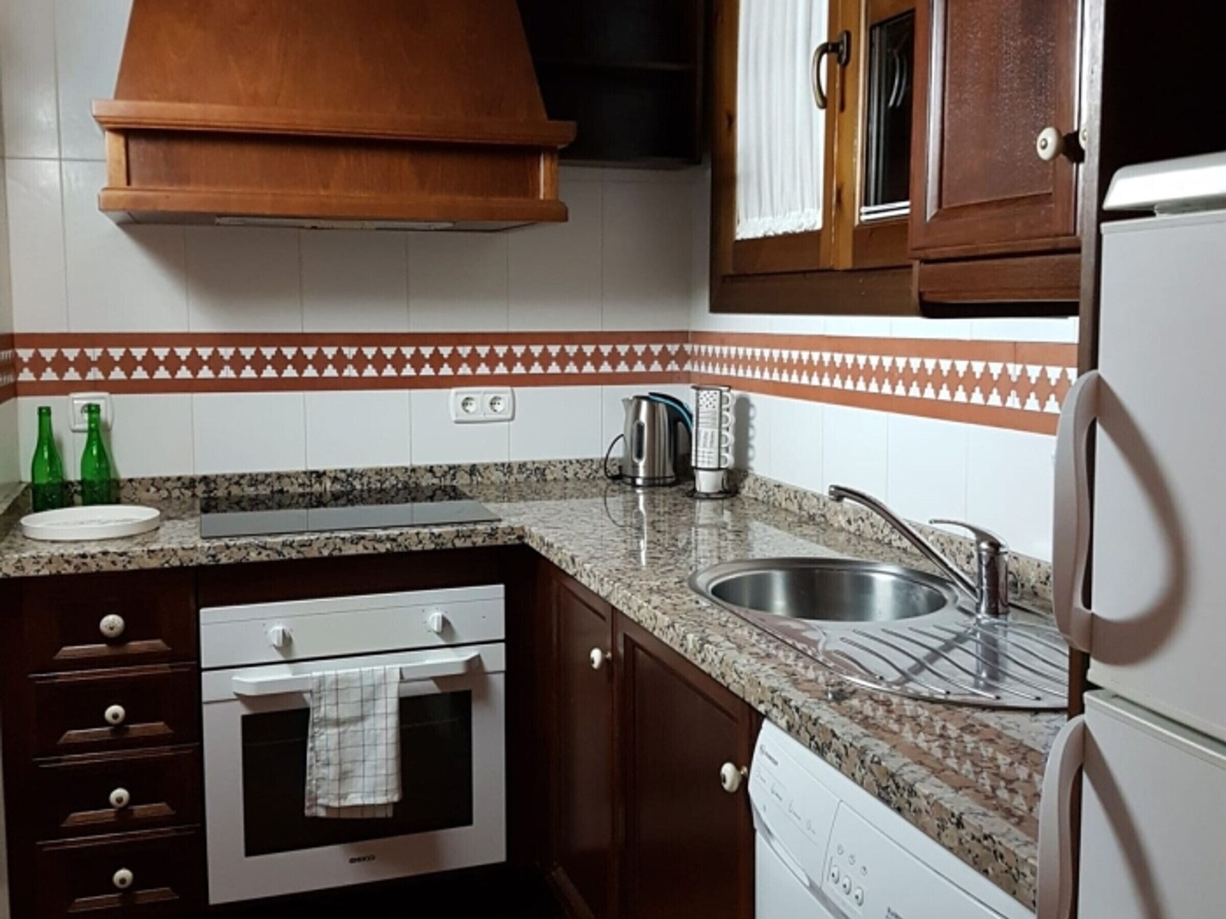 Kühlschrank, Mikrowelle, Ofen, Wasserkocher mit Kaffee-/Teezubehör