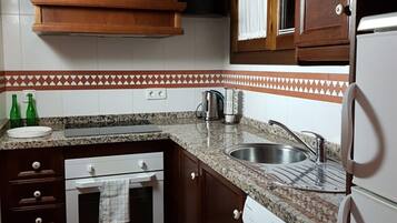 Kühlschrank, Mikrowelle, Ofen, Wasserkocher mit Kaffee-/Teezubehör