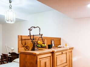 1 bedroom, bed sheets