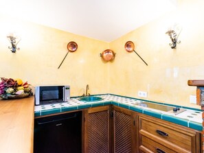 Fridge, microwave, coffee/tea maker, toaster