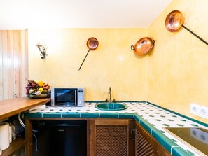 Jääkaappi, mikroaaltouuni, kahvin-/teenkeitin, leivänpaahdin