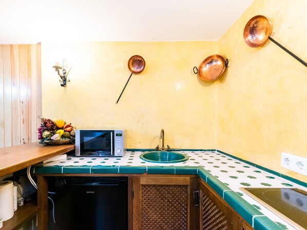 Réfrigérateur, micro-ondes, cafetière/bouilloire, grille-pain