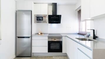 Fridge, microwave, oven, coffee/tea maker