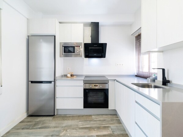 Réfrigérateur, four à micro-ondes, un four, cafetiÚre-théiÚre