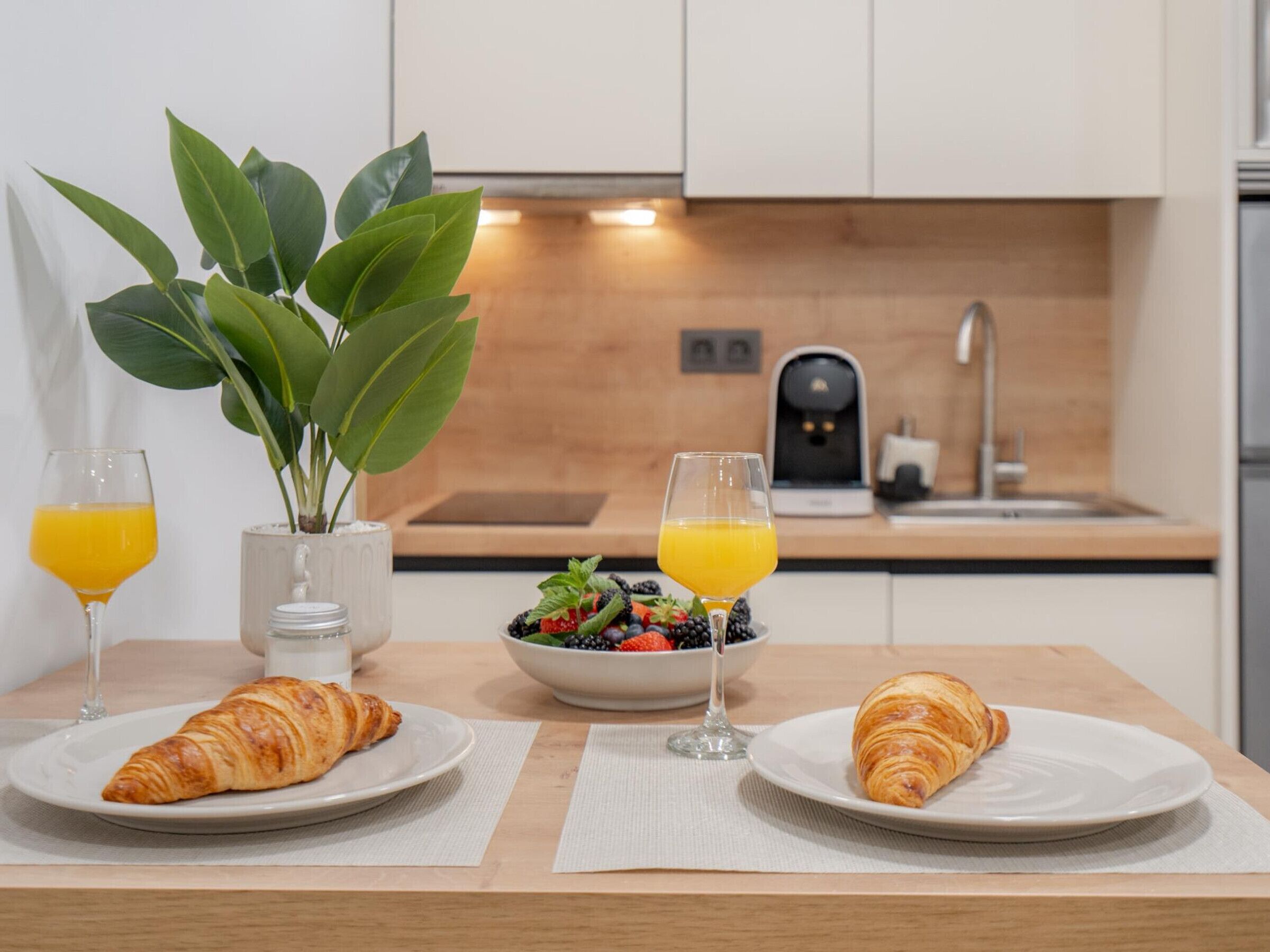 Kühlschrank, Mikrowelle, Wasserkocher mit Kaffee-/Teezubehör