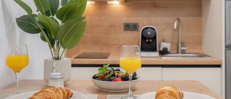 Kühlschrank, Mikrowelle, Wasserkocher mit Kaffee-/Teezubehör