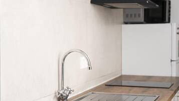 Een koelkast, een microgolfoven, een koffiezetapparaat/waterkoker