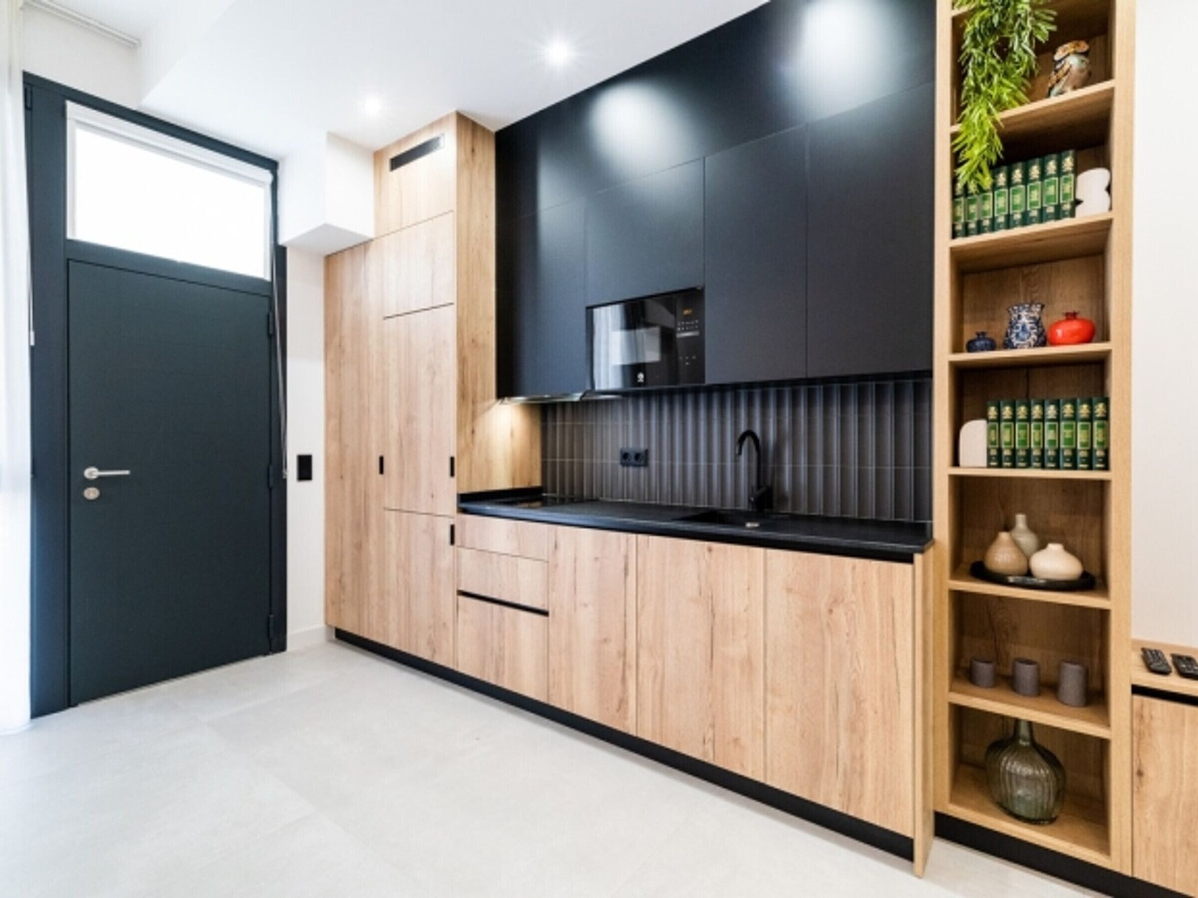 Een koelkast, een magnetron, een koffiezetapparaat/waterkoker