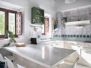 Réfrigérateur, four à micro-ondes, cafetière-théière, grille-pain