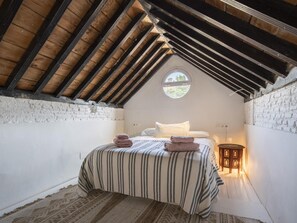 1 bedroom, bed sheets - Apartment in Granada with private pool and air conditioning (Granada)