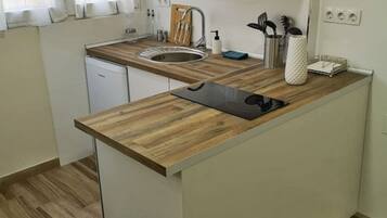 Frigorífico, microondas y cafetera o tetera