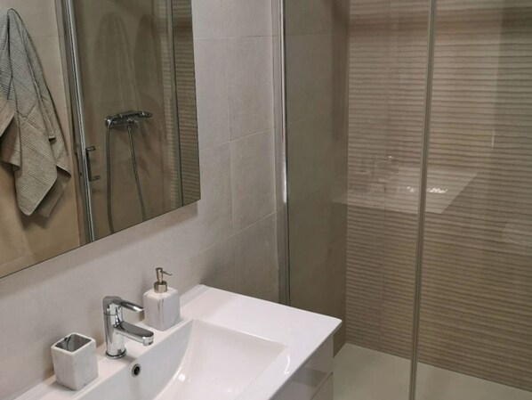 Hair dryer - Renovated and comfortable apartment in Granada, close to bus stop (Granada)