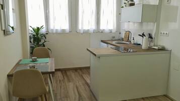 Réfrigérateur, micro-ondes, cafetiÚre/bouilloire